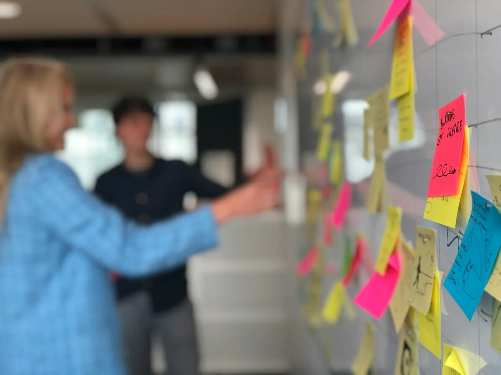 Post-its sur un tableau blanc